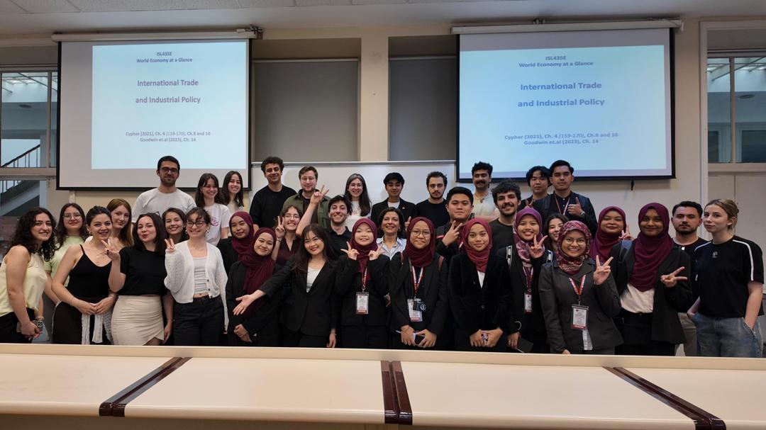 Faculty of Management Hosts Delegation from Universiti Teknologi Malaysia-1